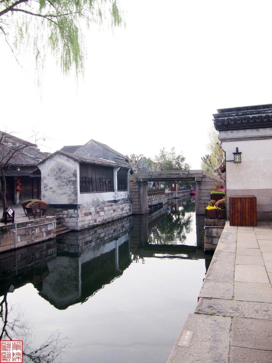 白色泡泡袖上衣+破洞牛仔裤,时髦酷炫又休闲十足,你喜欢吗?-专业问答社区